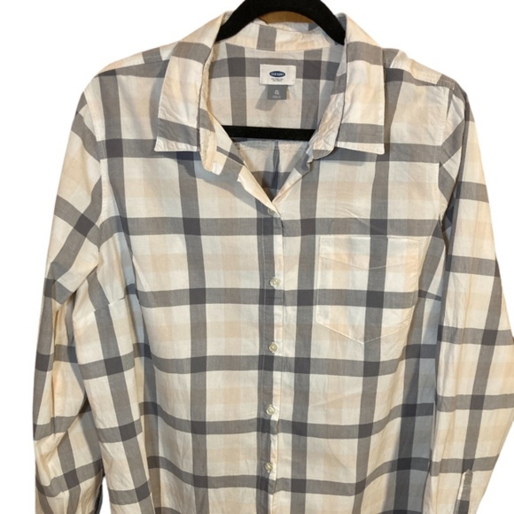 Old Navy button down plaid shirt. White, dark gray, and peach. Medium